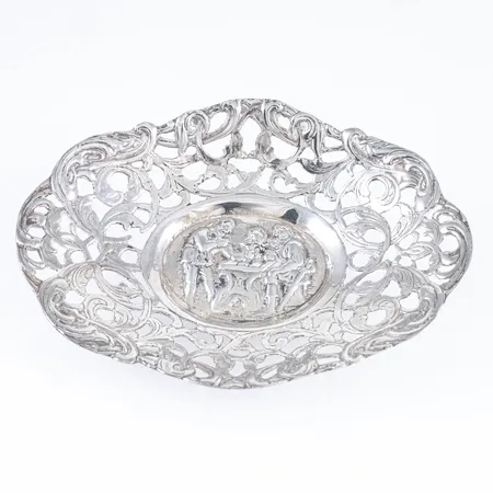 Pryttelskål i silver med genombrutet mönster 830/1000 82 x 110 x 13 mm. 43,2g Vikt: 43,2 g
