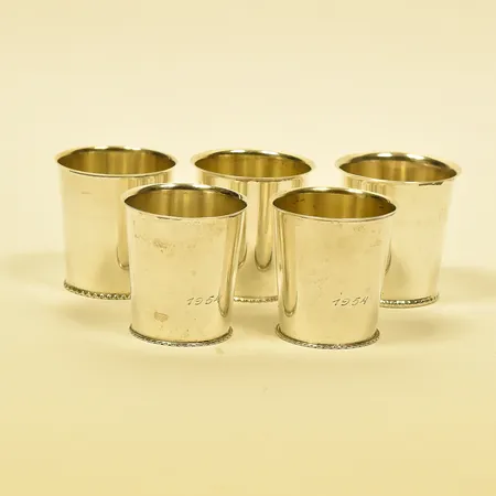 5 bägare höjd 4 cm, bredd 4 cm, D9/1954, 3 bägare med årtalsgravyr, silver 925/1000. Vikt: 83,2 g