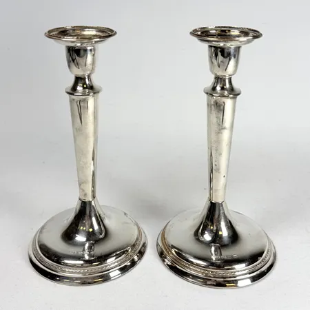 Ett par ljusstakar Guldsmedsaktiebolaget 1984 höjd 16cm, gipsfyllda, silver 830/1000 Bruttovikt: 407,4g Vikt: 407,4 g
