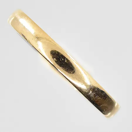 Ring stl 17, bredd 2 mm, gravyr, 18K. Vikt: 2,7 g