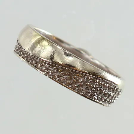 Ring med vita stenar stl:18¼ bredd 5,5mm behov av omrodiering 14K.  Vikt: 4,6 g