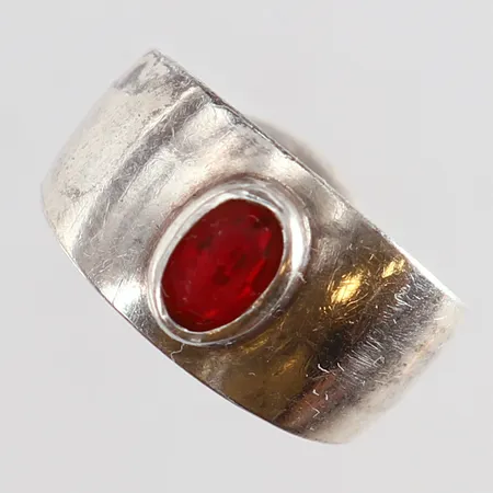 Ring med röd sten stl:16 bredd 5-10mm skadad sten Silver 835/1000.  Vikt: 2,5 g