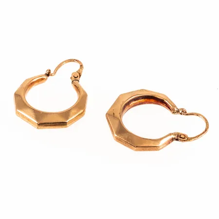 Fasetterade mormorscreoler i 18K guld. Mått 21,8 x 3,5 mm. Vikt 1,9g Vikt: 1,9 g
