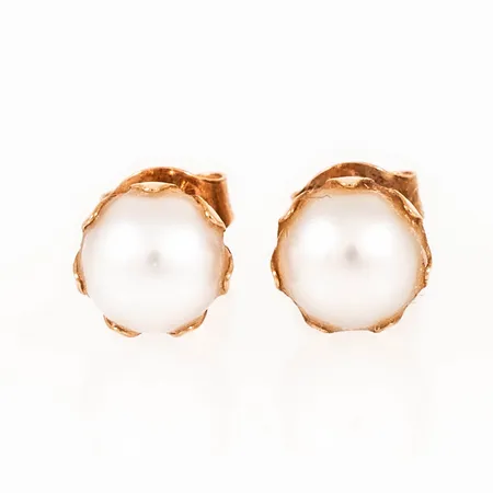 Örhängen i 18K guld med odlade pärlor. Ø 7 mm. Vikt 1,8g Vikt: 1,8 g