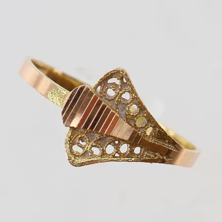 Ring med dekor stl:18½ bredd 1,7-10,5mm 14K. Vikt: 1,2 g