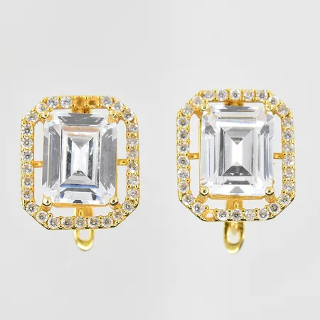 Örhängen med vita stenar stl 15x13 mm, 5 stenar saknas, 21K. Vikt: 6,4 g