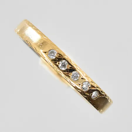 Ring med diamanter ca 0,05ctv stl 17, bredd 3 mm, 18K. Vikt: 2,6 g