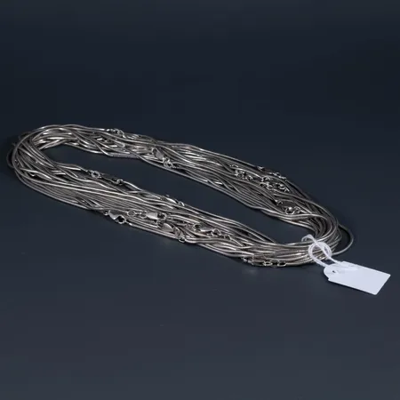20 likadana oanvända halvstela halskedjor i oxiderat silver. Längd 43 cm, Ø 1,6 mm. Karbinhakar. Totalt 174,8g 925/1000.
