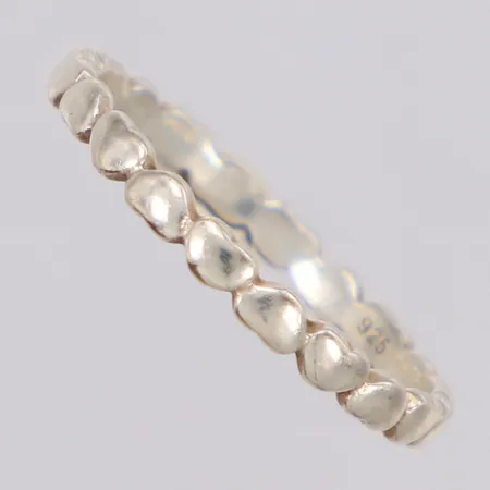 Ring med hjärtdekor stl:18, bredd 2mm, 925/1000 silver Vikt: 1,3 g