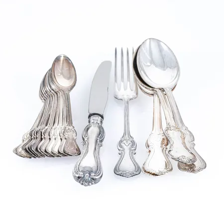 Matsilver Olga 12 kaffeskedar 122 mm, 4 bordsskedar 180 mm, 1 bordsgaffel 178 mm, 1 bordskniv med rostfritt blad. Bruksskick. Silver 830/1000. Bruttovikt 467g.