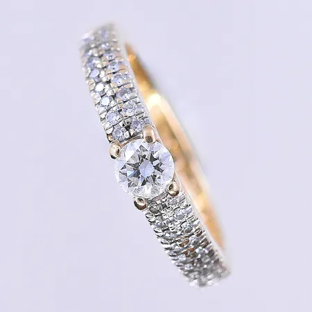 Ring med diamanter 1x0,16ct ca36x0,005ct Guldfynd stl:14½, bredd 2-3 mm graverad 18K. Vikt: 2,9 g