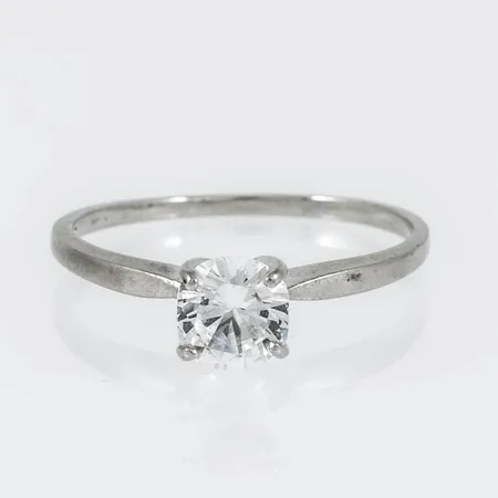 Ring i 14K vitguld med en vit sten. Stl:17. Bredd 1,3  5,8 mm. Vikt 1,6g. Gul ton.