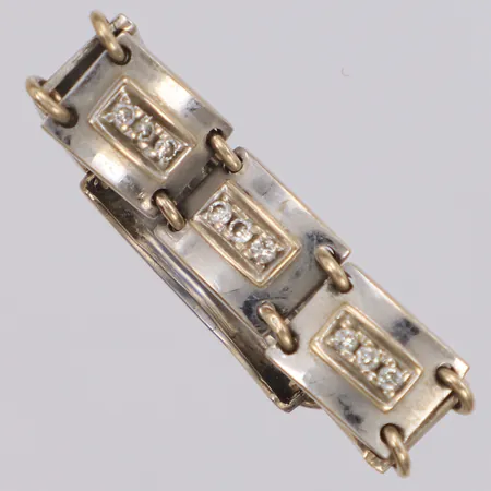 Ring med diamanter 9xca 0,01ct, stl:20, bredd 7mm, vitguld behov av omrodiering, 18K Vikt: 6 g