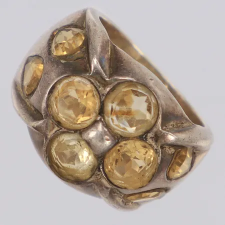 Ring med gula stenar stl:16½, bredd 16,3mm, sten med spricka, 925/1000 silver Vikt: 15 g