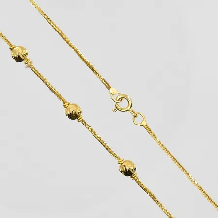 Collier med kuldetaljer längd 44½ cm, bredd 1-5 mm, 21K. Vikt: 6,6 g