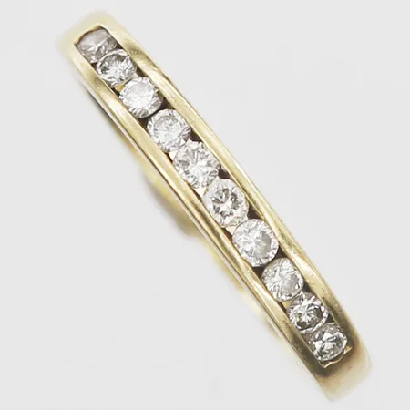 Ring halvallians med briljantslipade diamanter 10 x ca 0,03ct, stl: 16, bredd: 3mm, 18K guld. Vikt: 2,9 g