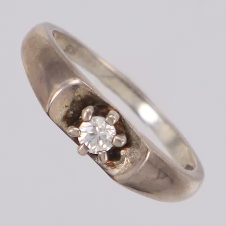 Ring med vit sten stl:16¼, bredd 4mm, 925/1000 silver Vikt: 1,7 g