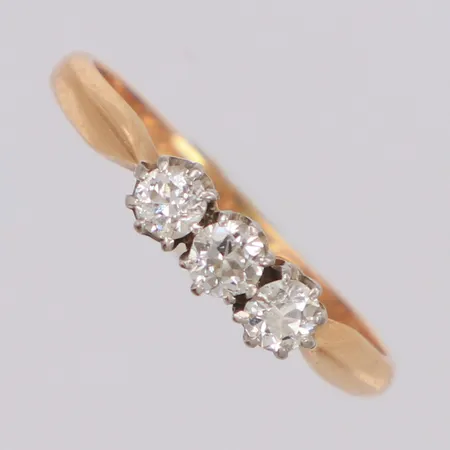 Alliansring med gammalslipade diamanter 1 x ca 0,12, 1 x ca 0,16, 1 x ca 0,10, stl:17¾, bredd 4mm, gravyr, 18K, 2,3g Vikt: 2,3 g