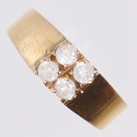 Ring med vita stenar, stl: 17½, bredd 3-6mm, 18K Vikt: 3,1 g