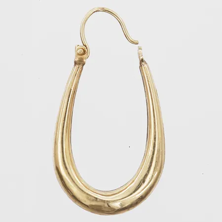 Udda Örhänge creol längd 27mm, bredd 3,5mm, bucklor, glapp i lås, 9K. Vikt: 0,6 g