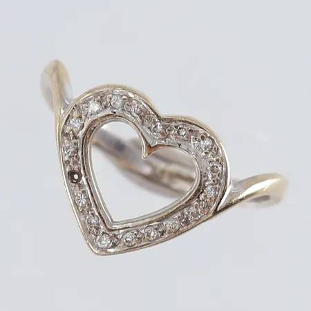 Ring med hjärta med 8/8-slipade diamanter 15 x ca 0,075ct stl:16½ bredd 1,8-12mm en diamant saknas behov av omrodiering vitguld 18K.  Vikt: 2,6 g