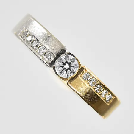 Ring med diamanter 1x0,16ct 10x0,01ct stl 15¼, bredd 4 mm, gravyr, rödguld/vitguld, 18K. Vikt: 7 g