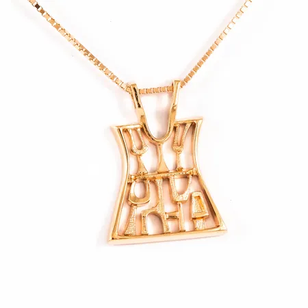 Hänge i 18K guld tillverkat 1990 av Inger Robbert. Mått 32,2 x 24 mm. Tillhörande veneziakedja i 18K guld. Längd 60 cm. Bredd 1,1 mm. Fint skick. Vikt 15,1g Vikt: 15,1 g