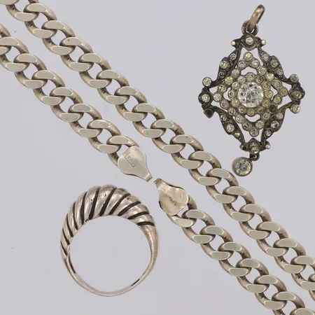Diverse silver, defekt, stenar saknas, 830-925/1000 silver Vikt: 69,5 g