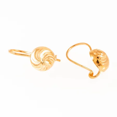 Facettslipade krokörhängen i 21K guld. Längd 16,8 mm. Dekorkula Ø 8 mm. Vikt 1,4g Vikt: 1,4 g