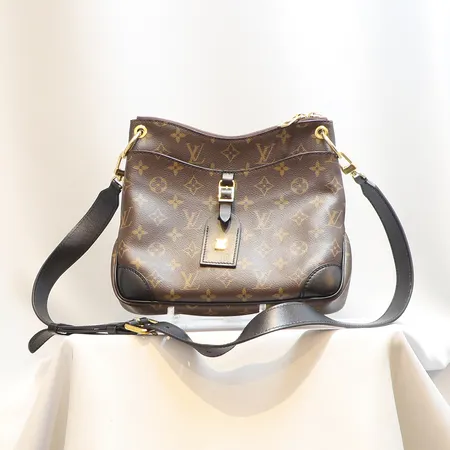 Axelväska Louis Vuitton Odeon PM, monogramkanvas, årsstämpel AH 4290 (december 2020), 26x7,5x22cm, med kvitto (daterat 2021), samt dustbag och diverse handlingar, smärre slitage, gott skick