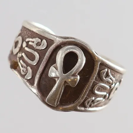 Ring med dekor justerbar storlek bredd 4-14mm Silver 925/1000.  Vikt: 4,8 g
