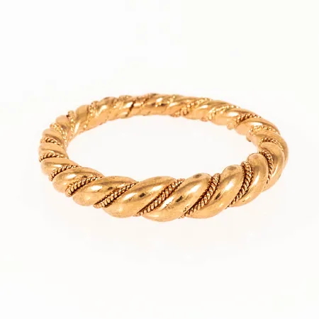 Tvinnad doserad ring i 18K guld. Stl:16¼. Bredd 2 3,8 mm. Från Odds Guld i Visby. Vikt 4,3g Vikt: 4,3 g