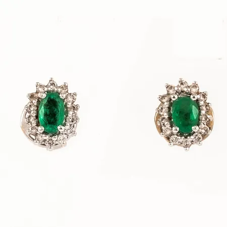 Carmoséörhängen i vitguld 18K med smaragder och diamanter 28 x ca 0,005ct. Mått 8,8 x 6,6 mm. Ena snurrebussen är i gult guld. Vikt 2,8g Vikt: 2,8 g