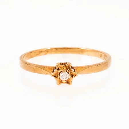 Ring i 18K guld med en diamant ca 0,03ct. Stl:18½. Bredd 1,5  5 mm. Vikt 1,6g Vikt: 1,6 g