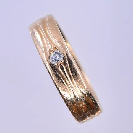 Ring med diamant 0,05ct stl:17½, bredd 5 mm graverad 18K. Vikt: 5,3 g