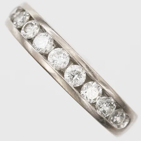 Ring halvallians med briljantslipade diamanter 9 x ca 0,10ct, kvalitet ca W(H)/SI, modell Milan, Guldfynd / GHA, stl: 17¼, 18K vitguld Vikt: 4,9 g