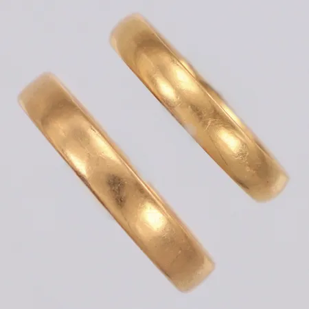 Två ringar släta stl:17¾-19¾, gravyr, 18K Vikt: 7,9 g