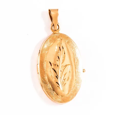 Hänge Medaljong med graverad dekor bredd 17,4mm längd inkl ögla 36mm, 18K 5,6g.