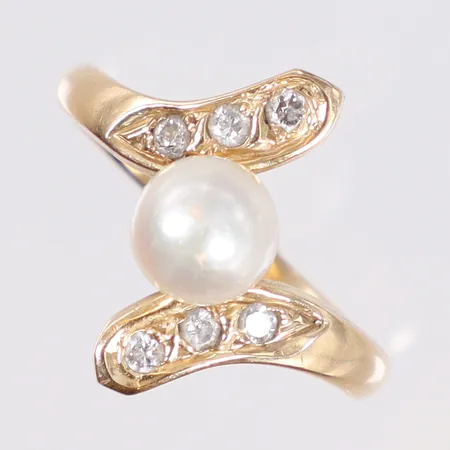Ring med pärla och diamanter 6x0,02ct, stl: 17¼, bredd 2-17mm, 18K Vikt: 5,1 g