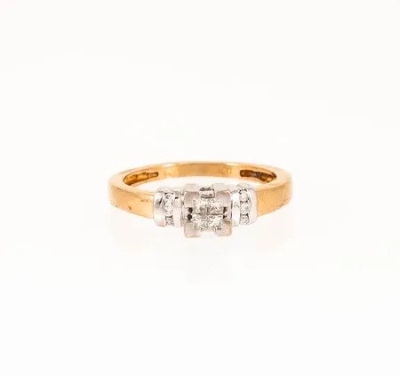 Ring i 18K guld med prinsesslipade diamanter 4 x ca 0,05ct & 6 x ca 0,01ct. Stl:16½. Bredd 1,6  5,1 mm. Guldfynd. Vikt 3,2g Vikt: 3,2 g
