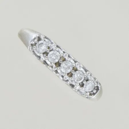 Ring med diamanter 5 x 0,03ct, Ø 17½ mm, bredd 4,7 mm 14K Vikt: 2,8 g