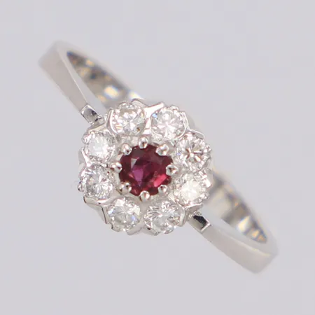 Ring med röd sten och diamanter 8xca 0,04ct enligt gravyr, vitguld, 18K Vikt: 3 g
