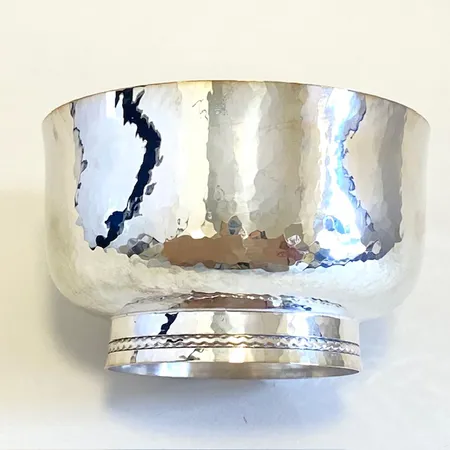Skål med hamrad yta höjd 8cm Ø13cm GAB Silver 830/1000. Vikt: 304 g