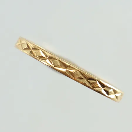 Rig med dekor stl:16¾ bredd 2mm gravyr 18K. Vikt: 1,5 g