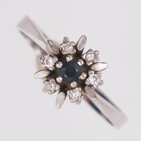 Ring diamanter 6 x ca0,01ct och troligen safir stl:17½, bredd 2,5-8,4mm, vitguld, 18K  Vikt: 3,4 g