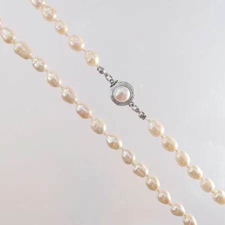 Pärlcollier med odlade sötvattenpärlor längd 64cm Ø7,5mm lås i vitmetall.