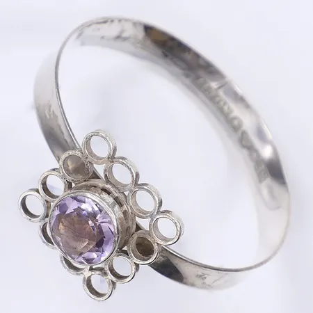 Armring Karl Erik Palmberg "Pege" för Alton 1967 med lila sten ca 60x55mm något skev silver 830/1000 Vikt: 27,8 g