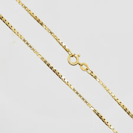 Kedja Venezia längd 61½ cm, bredd 2 mm, ojämna länkar, 18K. Vikt: 11,6 g