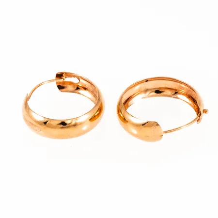 Kupade creoler i 18K guld. Mått 16 x 4,6 mm. Vikt 0,9g Vikt: 0,9 g