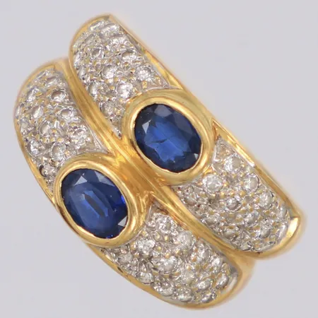 Ring med två safirer och diamanter 56xca 0,01ct, stl:17¼, bredd 12mm, 18K Vikt: 5,6 g